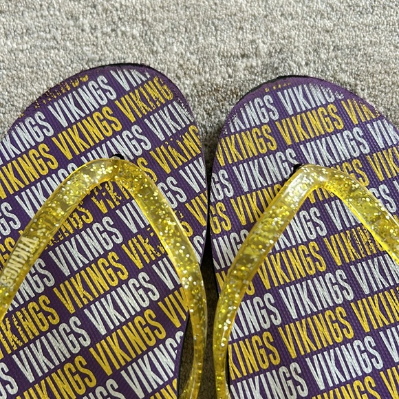 Minnesota Vikings Flip-flops.  Just in time for FB season!  Great condition sz 9 - Picture 5 of 5